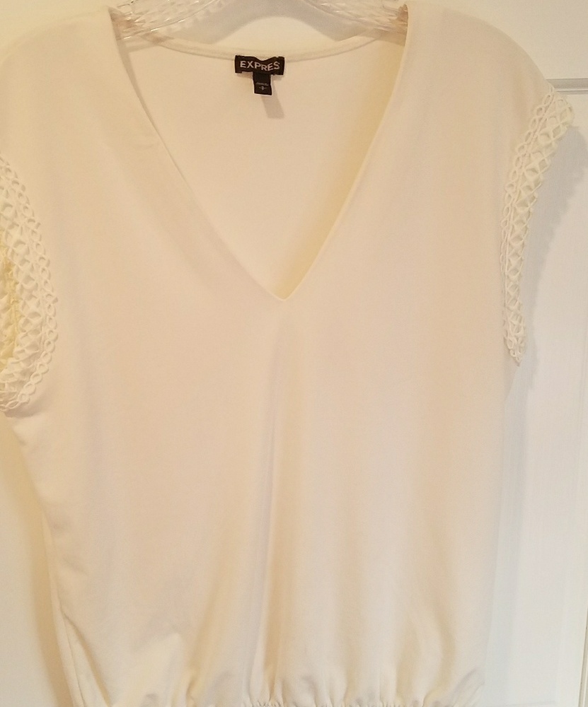 Express. Low v neck short sleeve. W0000034